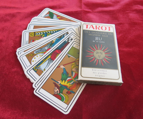 légende arthurienne, Arthurian legend, roi Arthur, King Arthur, Saint Graal, la Dame du Lac, le Graal, Excalibur, Grail Tarot , John Matthews, Templar Tarot, Triple Goddess Tarot, feminine divine, medieval tarot, Lo Scarabeo , Medieval Europe ,Middle Ages oracle, Middle Ages tarot