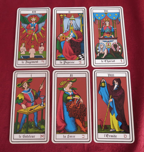 légende arthurienne, Arthurian legend, roi Arthur, King Arthur, Saint Graal, la Dame du Lac, le Graal, Excalibur, Grail Tarot , John Matthews, Templar Tarot, Triple Goddess Tarot, feminine divine, medieval tarot, Lo Scarabeo , Medieval Europe ,Middle Ages oracle, Middle Ages tarot