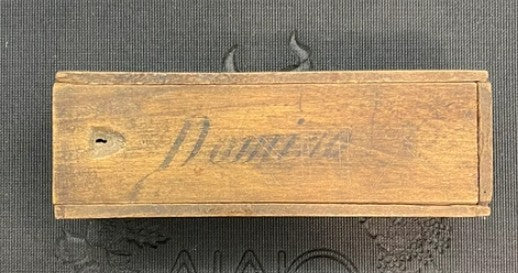 Un jeu de dominos ancien en os et en ébène de la fin du XIXe siècle, dans sa boîte en bois d'origine.