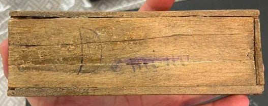 Un jeu de dominos ancien en os et en ébène de la fin du XIXe siècle, dans sa boîte en bois d'origine.