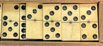 Un jeu de dominos ancien en os et en ébène de la fin du XIXe siècle, dans sa boîte en bois d'origine.