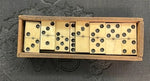 Un jeu de dominos ancien en os et en ébène de la fin du XIXe siècle, dans sa boîte en bois d'origine.