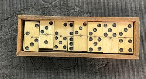 Un jeu de dominos ancien en os et en ébène de la fin du XIXe siècle, dans sa boîte en bois d'origine.