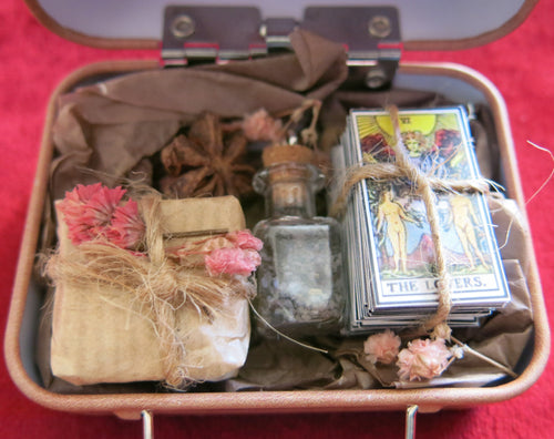Mini coffret de voyage pour sorcière – Boîte magique artisanale avec mini tarot, sel de sorcière et fiole rituelle