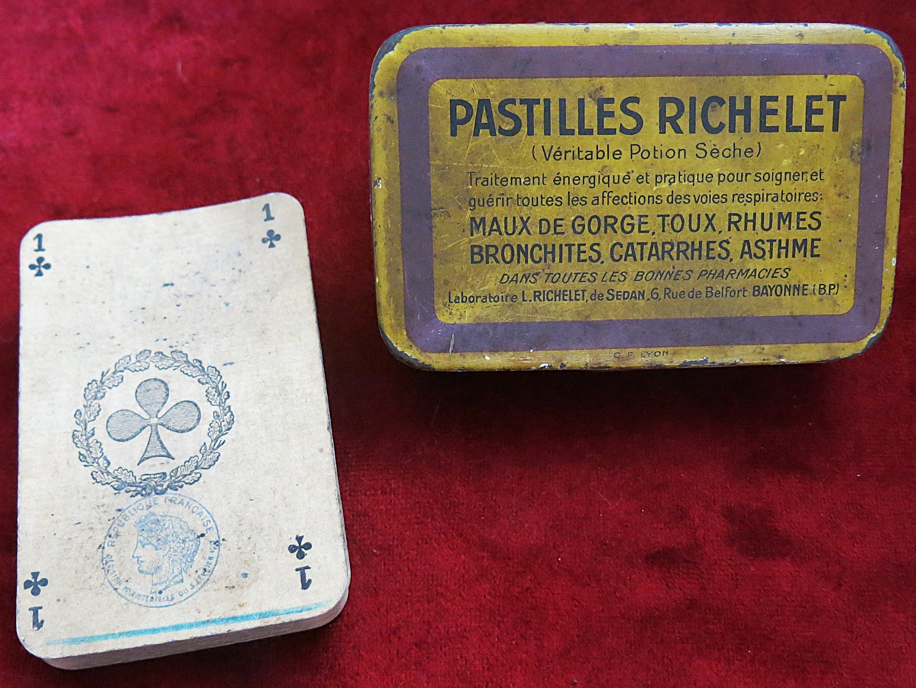 Cartes à jouer françaises anciennes dans une boîte à pastilles Richelet vintage – v.1890-1905