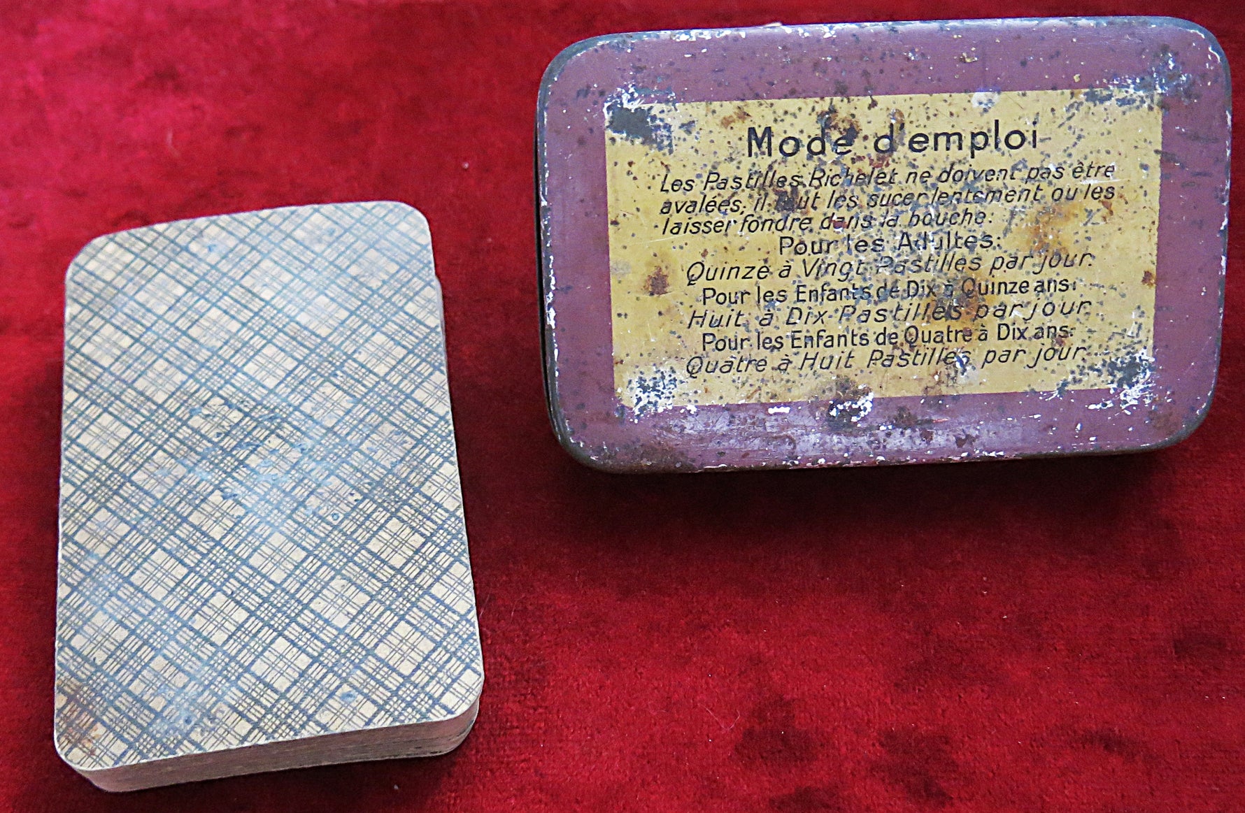 Cartes à jouer françaises anciennes dans une boîte à pastilles Richelet vintage – v.1890-1905