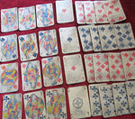 Cartes à jouer françaises anciennes dans une boîte à pastilles Richelet vintage – v.1890-1905