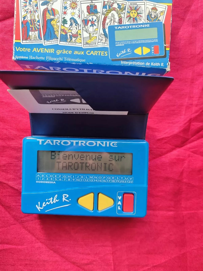 TAROT Electro Vintage : Tirage de cartes automatique des années 80 avec Tarotronic