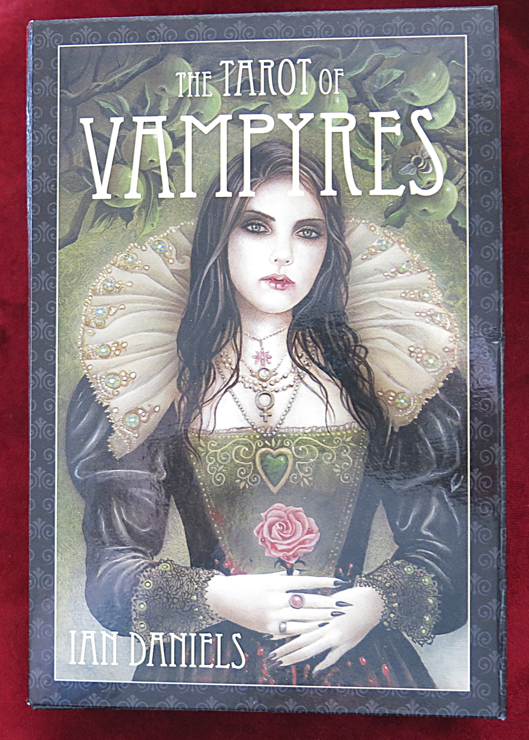 The Tarot of Vampyres – Ian Daniels – Llewellyn 2010 – Gothic Deck + Phantasmagoria Book