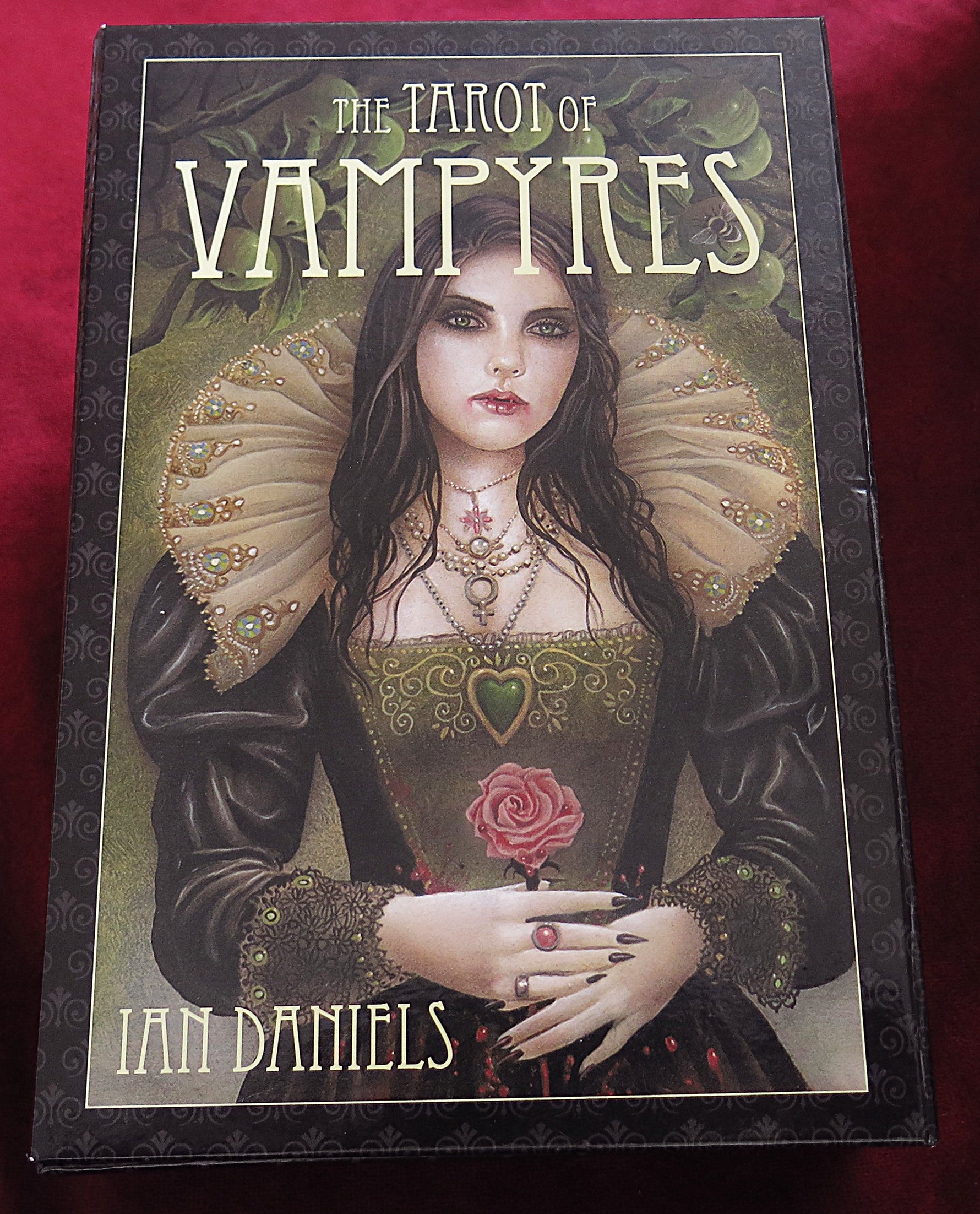 The Tarot of Vampyres – Ian Daniels – Llewellyn 2010 – Gothic Deck + Phantasmagoria Book