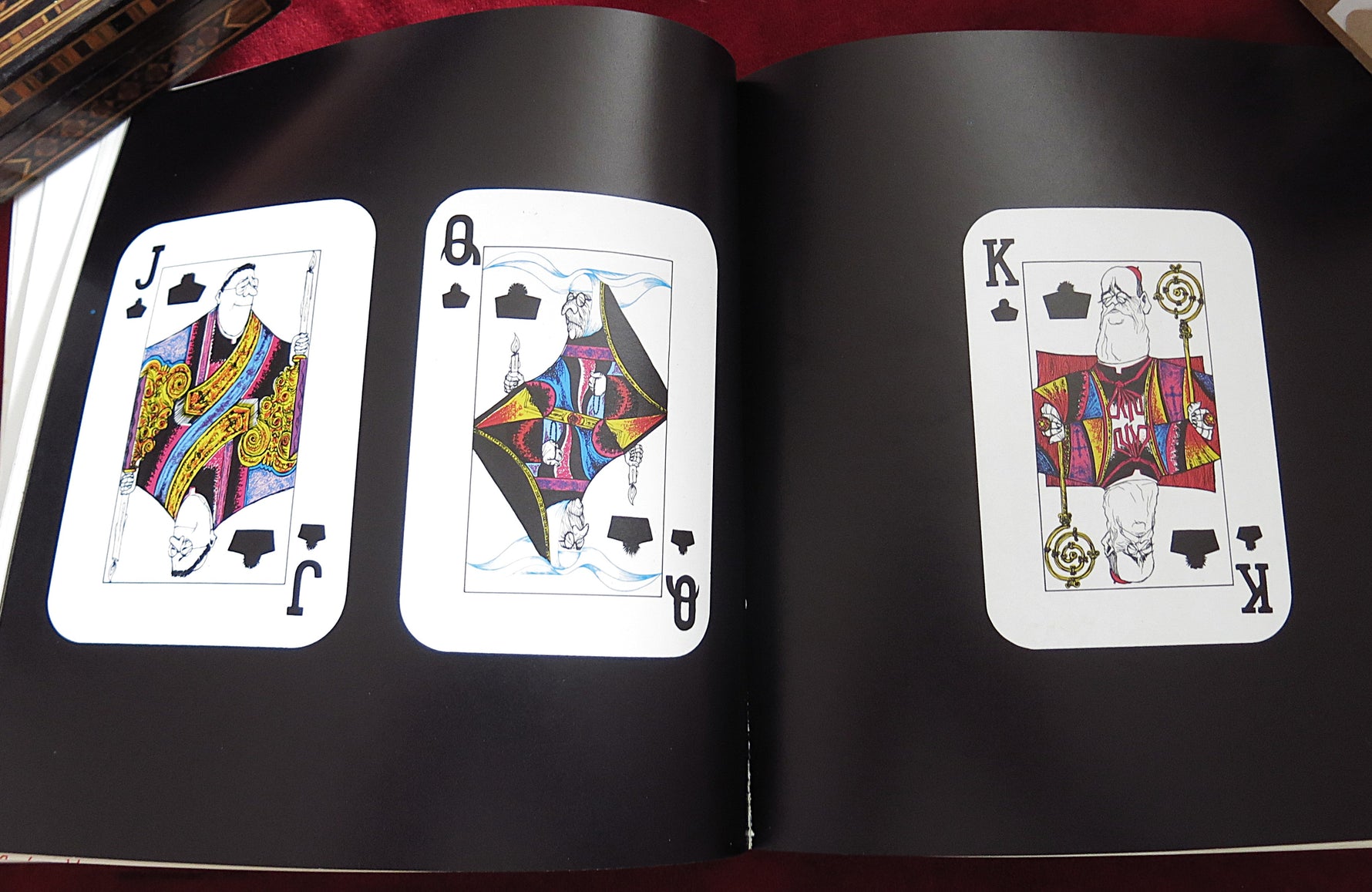 Les Cartes du Vatican – Pino Zac (1973) | Livre d'art satirique rare avec parodie de cartes à jouer