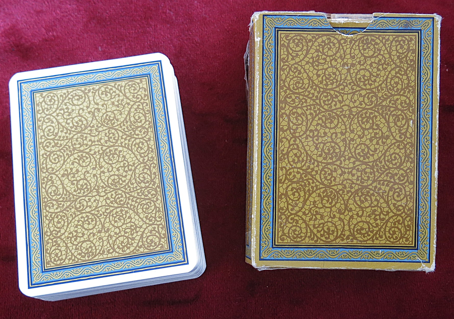 Dames of France - 1982 - Reines de France Playing Cards